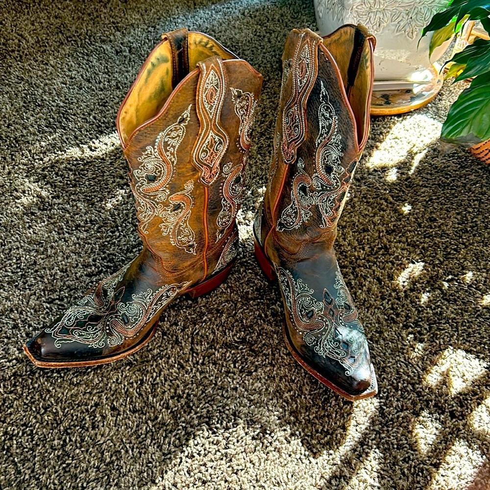 SHYANNE WOMEN'S ISABELLE INLAY STUD WESTERN BOOTS - SNIP TOE
